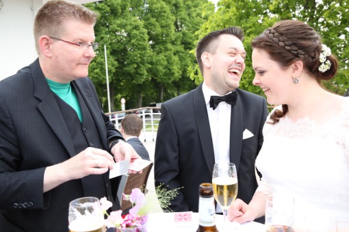 Zauberer zur Hochzeit Magier am Tisch